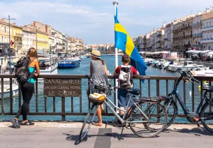 Cyclistes face au canal de Sète 