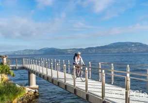 Cyclistes le long du lac Léman 