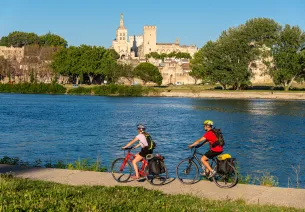 Cyclistes le long du Rhône face à Arles