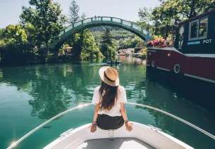 En bateau sur le canal de Savières 