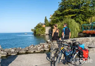 Cyclistes faisant une pause devant le lac Léman 