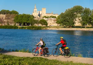 Cyclistes le long du Rhône face à Arles