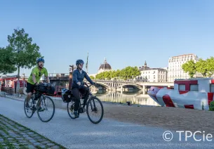 Cyclistes sur les berges du Rhône