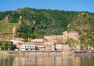 Tournon-sur-Rhône sur la rive opposée 