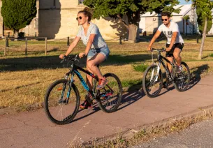 Cyclistes devant la tour Saint-Louis à Port-Saint-Louis-du-Rhône