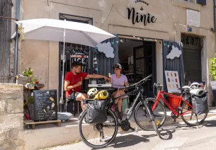 Cyclistes mangeant une glace en terrasse 