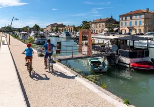 Cyclistes le long du canal