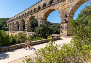 Cyclistes passant par le Pont du Gard
