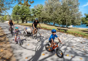 Famille à vélo sur la ViaRhôna 