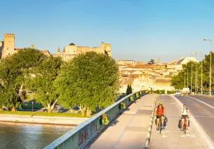 Cyclistes quittant Arles