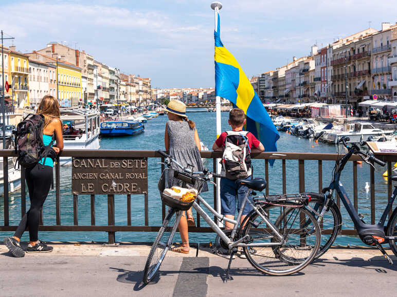 Cyclistes face au canal de Sète 
