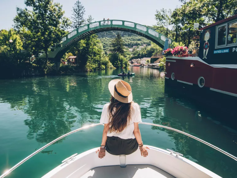 En bateau sur le canal de Savières 