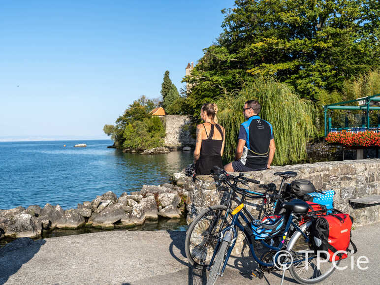 Cyclistes faisant une pause devant le lac Léman 