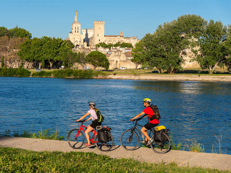 Cyclistes le long du Rhône face à  Arles
