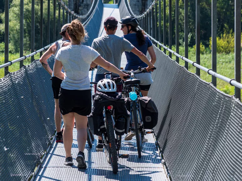 Cyclistes traversant la passerelle himalayenne 