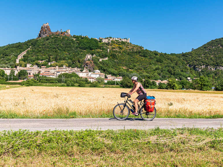 Cycliste dans la Drôme provencale