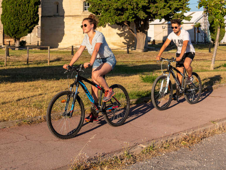 Cyclistes devant la tour Saint-Louis à Port-Saint-Louis-du-Rhône