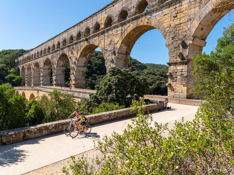 Cyclistes passant par le Pont du Gard